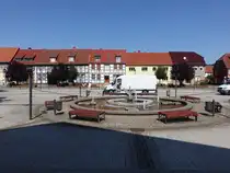 Arendsee, Brunnen und H�user am Marktplatz (13.08.2025)
