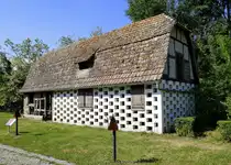 Ungersheim, ECO-Museum, Wohnhaus aus Kunheim/Oberelsa� von 1723, 1995 abgebaut und ins Museum versetzt, das urspr�ngliche desolate Mauerwerk wurde ersetzt durch moderne Materialien, das Mansardendach ist f�r die Region sehr ungew�hnlich, Mai 2025