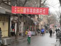 Jenseits der gro�en Stra�en findet man sch�ne Stadtviertel. Auf den Stra�en ist immer was los. April 2006