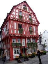 Sch�nes Fachwerkhaus mit interessanter Skulptur (Kind gibt Frau Blumen) ist ein regelrechter  Hingucker ; 080903