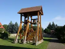 Vietzen, h�lzerner Glockenstuhl an der evangelische Kirche (13.08.2025)