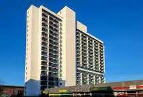 Eines der f�nf markanten, sogenannten  Scheibenhochh�user  in Halle-Neustadt: die  Scheibe A . Dieses Geb�ude wurde erst Anfang der 2020er-Jahre komplett saniert und dient seitdem als Verwaltungsgeb�ude der Stadt Halle (Saale). Von den anderen H�usern ist nur die  Scheibe D  saniert, die Geb�ude B, C und E verk�mmern leider seit etlichen Jahren.

🕓 31.12.2024 | 9:36 Uhr