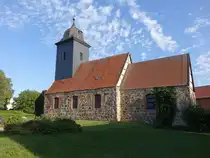 Wernstedt, evangelische Kirche, romanische Feldsteinkirche, umgestaltet im 18. Jahrhundert durch den preu�ischen Hofbaumeister Friedrich Wilhelm Diterichs (13.08.2025)