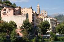 VENTIMIGLIA (Provincia di Imperia), 12.09.2008, Blick von der Br�cke Passerella Squarciafichi auf die historische Altstadt mit Turm der Kathedrale