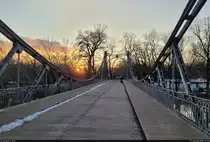 Dem Sonnenuntergang entgegen: Radfahrer und Fu�g�nger auf der Pei�nitzbr�cke in Halle (Saale) k�nnen die Saale an diesem sp�ten Nachmittag stimmungsvoll �berqueren.

🕓 17.2.2025 | 17:13 Uhr