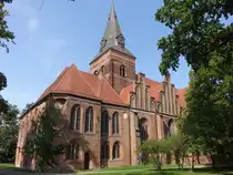 Salzwedel, evangelische St. Katharinen Kirche, dreischiffige Backsteinbasilika aus dem 14. Jahrhundert (14.08.2025)