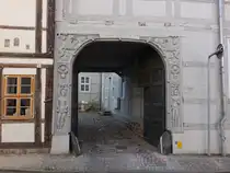 Salzwedel, Adam und Eva Tor in der Schmiedestra�e, Holzportal mit den im Paradiesgarten stehenden Relieffiguren von Adam und Eva, erbaut 1534 (14.08.2025)