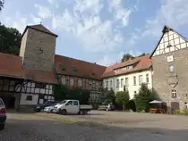 Bahrsdorf, Gutshof, Bergfried 14. Jahrhundert, restliche Dom�ne erbaut im 16. Jahrhundert (15.08.2025)