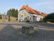Oebisfelde, Brunnen und Fachwerkh�user in der Lange Stra�e (15.08.2025)