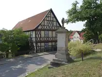 Walbeck, Kriegerdenkmal und Fachwerkhaus in der Kirchstra�e (15.08.2025)