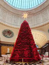 Weihnachtssternbaum im Foyer des Wiesbadener Kurhauses im Dezember 2025. Der Baum ist ca. 8,50 m hoch und besteht aus rund 2000 Weihnachtssternen.