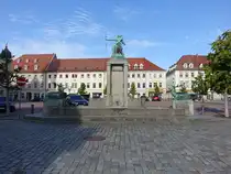 Gro�enhain, Denkmal und H�user am Hauptmarkt (06.09.2025)