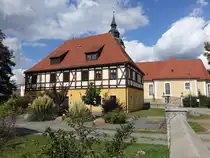 Gro�kmehlen, Pfarrhaus in der Schulstra�e, zweigeschossige Bau mit Fachwerkobergeschoss, erbaut 1717 (06.09.2025)