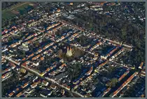 Luftaufnahme der Stadt Aken mit der Nikolaikirche im Zentrum. Gut f�llt hier der weitgehend rechteckige Stadtgrundriss auf. (23.11.2025)