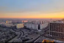 Eisiger Tagesanbruch �ber den D�chern der N�rdlichen Neustadt in Halle (Saale). Am rechten Bildrand angeschnitten ist die 2021 sanierte  Scheibe A  – inzwischen ein Verwaltungsgeb�ude der Stadt.
Aufnahme von einem  Punkthochhaus .

🕓 22.1.2025 | 8:12 Uhr