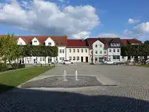 Baruth/Mark, Brunnen und H�user am Walter Rathenau Platz (08.09.2025)