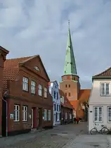 Ein Spaziergang durch Travem�nde, im Hintergrund die im 16. Jahrhundert im sp�tgotische Backsteinstil errichtet evangelisch-lutherische Kirche St.-Lorenz. (November 2025)