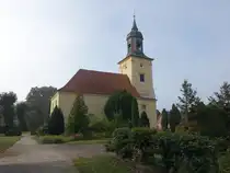 Ahlsdorf, evangelische Patronatskirche, Feldsteinkirche aus dem 14. Jahrhundert, barocke Ausstattung von 1710, Westturm erbaut 1717 (09.09.2025)