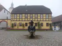 Annaburg, Stifelbrunnen von 1994 und Pfarrhaus am Markt (09.09.2025)