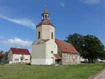 Arnsdorf, evangelische Kirche, Feldsteinkirche aus dem 13. Jahrhundert (09.09.2025)