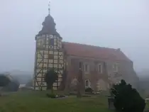 L�ben, evangelische Kirche, erbaut um 1250, Fachwerkturm erbaut 1700 (09.09.2025)