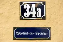 FLENSBURG, 02.09.2023, Hausnummernschild mit Hinweis auf ein historisches Geb�ude