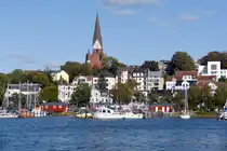 FLENSBURG, 02.09.2023, Blick �ber die F�rde auf den Turm der St. J�rgen-Kirche