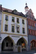 G�RLITZ (Landkreis G�rlitz), 27.09.2023, Blick auf den Frenzelhof am Untermarkt, erbaut im 15. Jahrhundert und eines der �ltesten Hallenh�user in G�rlitz; rechts daneben ein Teil vom Sch�nhof, dem �ltesten Renaissance-Geb�ude der Stadt