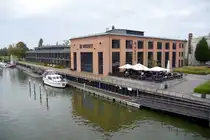 BRANDENBURG an der Havel, 29.09.2023, Blick von der Jahrtausendbr�cke auf das restaurierte Geb�ude der fr�heren Werft und das dahinter liegende Geb�ude der Stadtwerke Brandenburg an der Havel