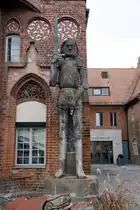 BRANDENBURG an der Havel, 29.09.2023, Roland-Statue vor dem Rathaus; sie gilt als Sinnbild der Stadtrechte