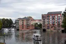 BRANDENBURG an der Havel, 29.09.2023, Blick von der Br�cke �ber den Domstreng auf die ehemalige Burgm�hle; das Geb�ude wurde bei einem Brand 2002 v�llig zerst�rt, wieder aufgebaut und enth�lt nun - h�chstwahrscheinlich nicht ganz preiswerte - Eigentumswohnungen