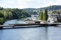 SCHAFFHAUSEN (Kanton Schaffhausen), 18.09.2024, Blick von der Eisenbahnbr�cke Feuerthalen auf den Rhein und die Feuerthaler Br�cke