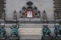 HAMBURG, 13.06.2008, Aufschrift �ber dem Haupteingang des Rathauses (Die politische Freiheit, die die Vorfahren errungen haben, m�ge die Nachwelt w�rdig bewahren)