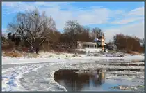 Der  M�useturm  wurde 1909 als Sch�pfwerk am Ostufer der Elbe bei Magdeburg errichtet, um das Wasserwerk im Stadtteil Buckau zu versorgen. Nach langem Leerstand wurde das denkmalgesch�tzte Geb�ude inzwischen zu einem Restaurant umgebaut. Am frostigen 10.01.2026 treiben die Eisschollen auf der Elbe vorbei.