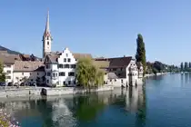STEIN am Rhein (Kanton Schaffhausen), 20.09.2024, Blick von der Rheinbr�cke auf den Turm des ehemaligen Benediktinerklosters St. Georgen