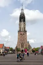 DELFT (Zuid-Holland), 01.06.2025, Blick vom Marktplatz auf die Nieuwe Kerk mit dem beeindruckenden Glockenturm