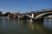 SEVILLA (Provincia de Sevilla), 25.02.2008, am Rio Guadalquivir mit Blick auf die Br�cke Isabel II