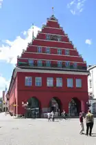 GREIFSWALD (Landkreis Vorpommern-Greifswald), 04.07.2025, Rathaus-R�ckseite mit der Greifswald-Information