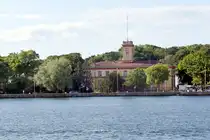 ŚWINOUJŚCIE, 07.07.2025, Blick �ber die Świna auf das Geb�ude der Hafenmeisterei