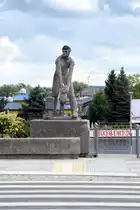 SZCZECIN, 09.07.2025, die Statue des Eisenbahners ist ein Denkmal von Ryszard Chachulski vor dem Stettiner Hauptbahnhof; sie wurde 1964 fertiggestellt