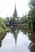 OLDENBURG/Oldb., 30.08.2025, Blick �ber den Schlossteich auf den Turm der Lambertikirche, der zentralen und �ltesten evangelischen Kirche Oldenburgs
