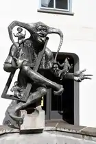 RADOLFZELL am Bodensee (Landkreis Konstanz), 16.10.2025, der Kappedeschle-Brunnen (offizielle Radolfzeller Schreibweise) in der Poststra�e, 1977 von Robert Seyfried erbaut, zeigt Figuren der Radolfzeller Fasnacht