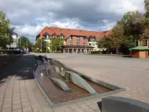 Brunnen und Geb�ude am Herzog Agnes Platz von Nienhagen (15.09.2025)