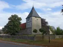 Altendorf, evangelische St. Pankratius Kirche. Flachgedeckte Saalkirche mit Dreiachtel-Schluss aus Feldsteinmauerwerk, erbaut ab 1457 (17.09.2025)