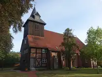 Langlingen, evangelische St. Johannis Kirche, erbaut ab 1338, 1668 verl�ngert nach Westen in Holzfachwerk (17.09.2025)