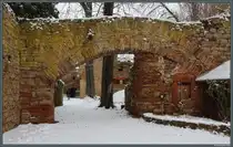 Mehrfache Umbauten l�sst dieses Tor im Schloss Mansfeld erkennen, dass sich �stlichen Teil der Burganlage befindet. (Mansfeld, 01.02.2026)