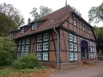 Gro�burgwedel, K�sterhaus, erbaut 1833, Lehrerwohnung bis 1939, heute Sitz diakonischer Einrichtungen (18.09.2025)