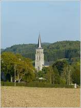 Die neo-gotische Kirche von Treignes �berragt das ganze St�dtchen. 28.09.08. (Jeanny)
