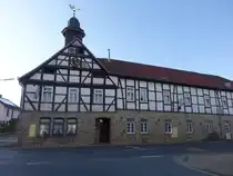 Hagenburg, historischer Ratskeller, zweigeschossiger Fachwerkbau mit Dachreitererbaut erbaut 1561 (20.09.2025)