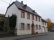 Brauneberg, kath. Pfarrhaus in der Moselweinstra�e, erbaut im 18. Jahrhundert (09.10.2025)